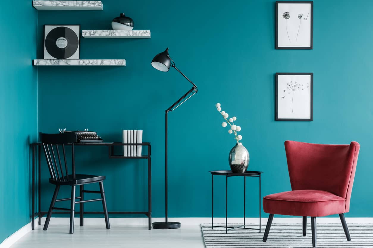 Les tendances actuelles en matière de peinture murale avec la couleur bleu canard