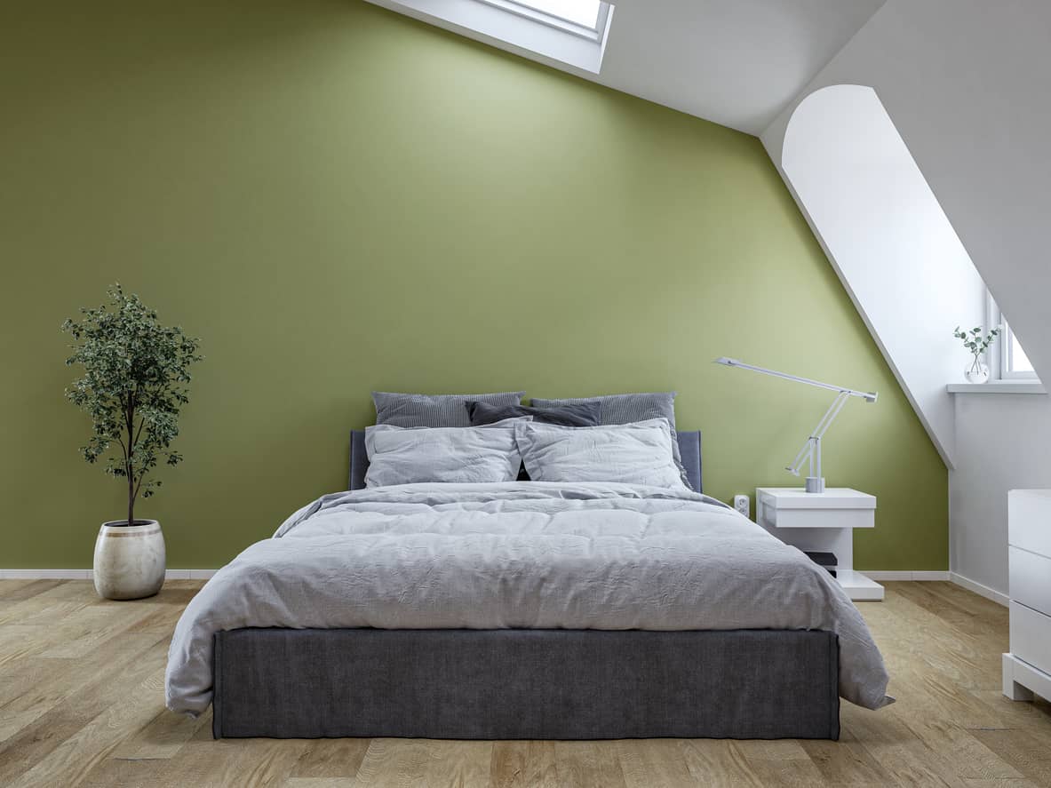 Comment intégrer le vert olive dans une chambre moderne